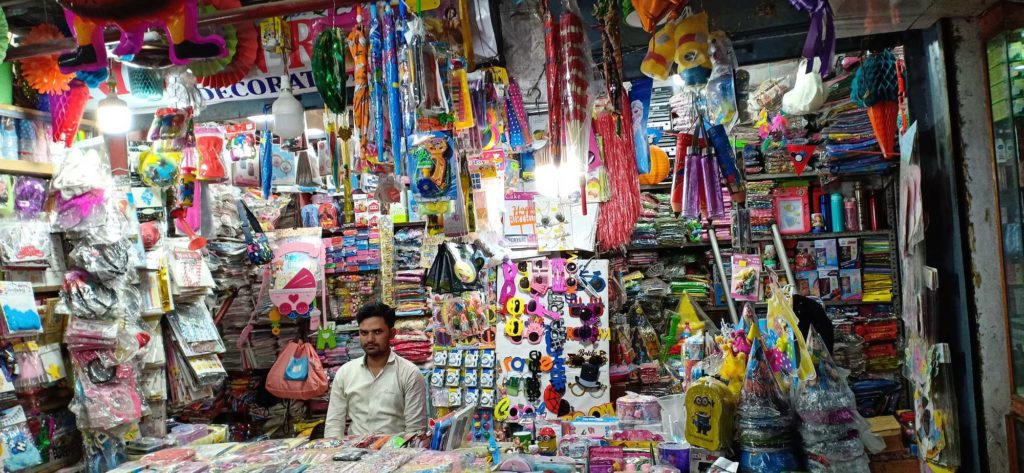 Is Aminabad safe for solo women shoppers? 