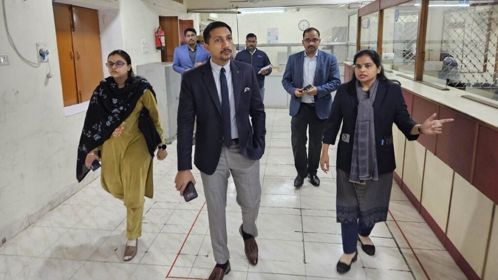 Who Is The DM Of Lucknow